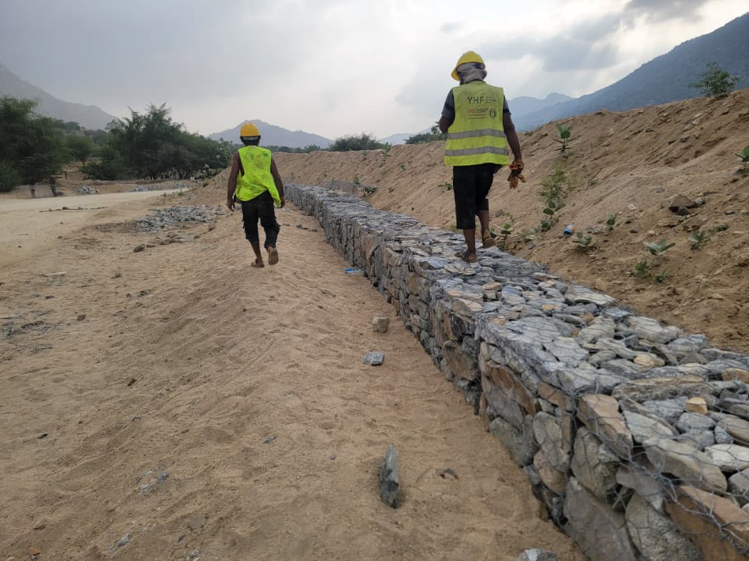 حماية الأرواح وتعزيز الصمود... استجابة إنسانية للتخفيف من مخاطر الفيضانات في خيران المحرق – حجة 🌧️🧱