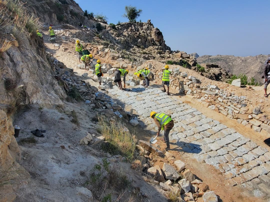 تحسين طريق موقع العذرة… دعم للبنية التحتية وتمكين لليد العاملة في وشحة – حجة 🚧