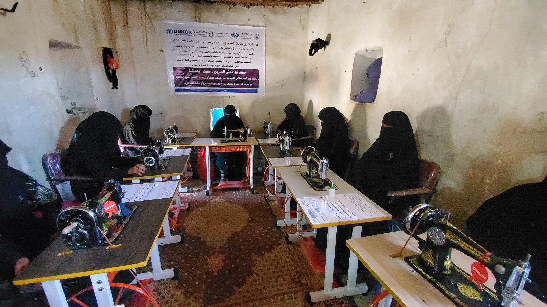 تدشين مشروع التدريب على مهارة الخياطة وتوزيع مكائن الخياطة مع مستلزماتها في مديريتي صرواح ومجزر بمحافظة مارب