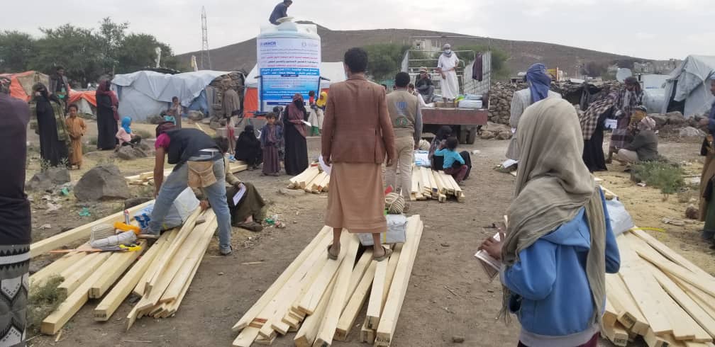 تـــوزيـــع مـــواد ايوائيـــة ESKs للنازحيــن في مديريـــات همدان وبني حشيش – بمحافظة صنعاء ( لعدد 20 اسرة )