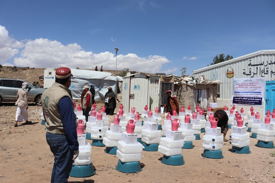 توزيع حقائب نظافة اساسية لعدد 126 اسرة في مخيم الرقة و35 اسرة في مخيم السواد