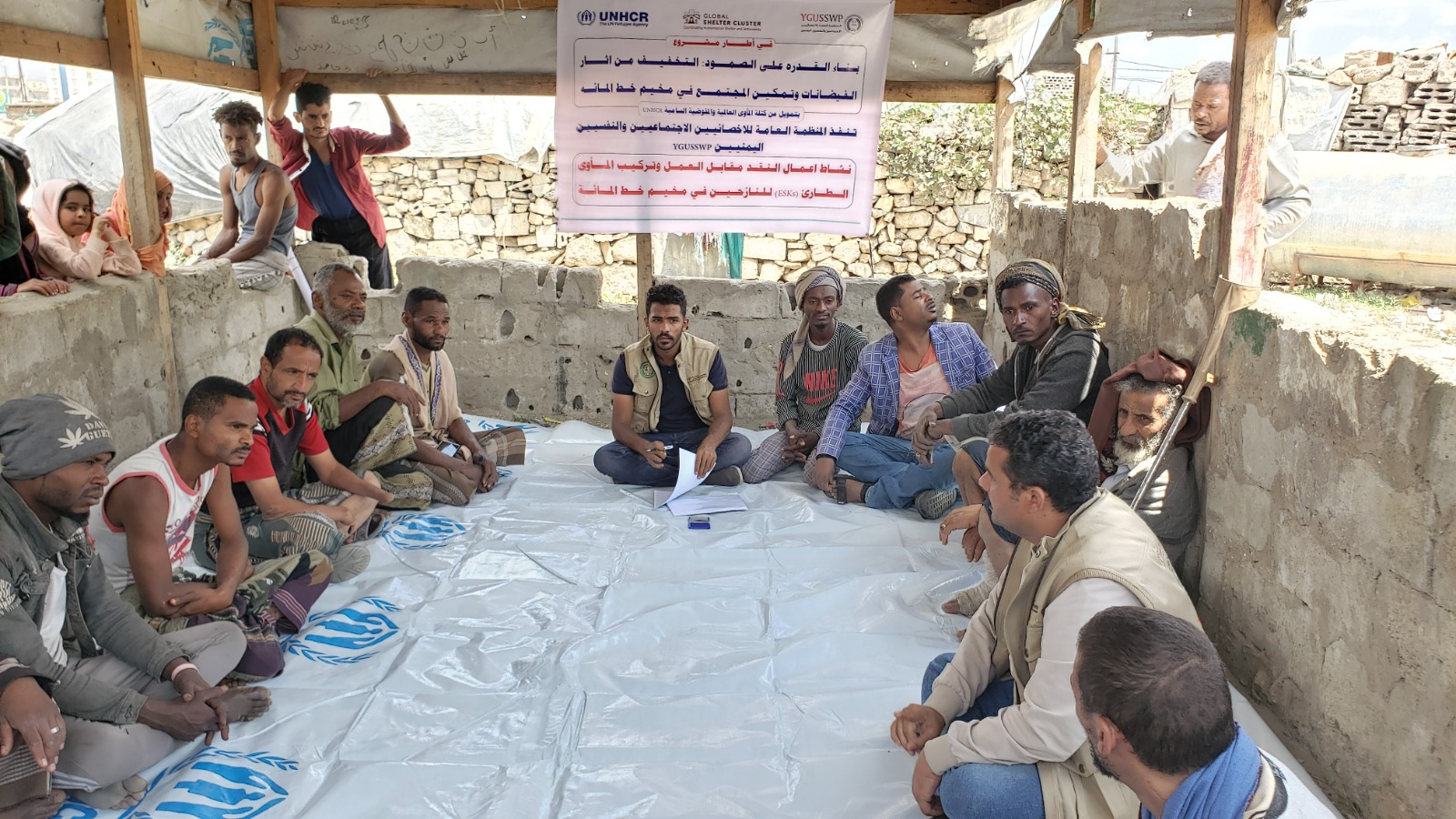 تنفيذ أنشطة النقد مقابل العمل وتركيب المأوى الطارئة (خيام) ضمن مشروع "بناء القدرة على الصمود: التخفيف من آثار الفيضانات" في موقع خط المائة للنازحين