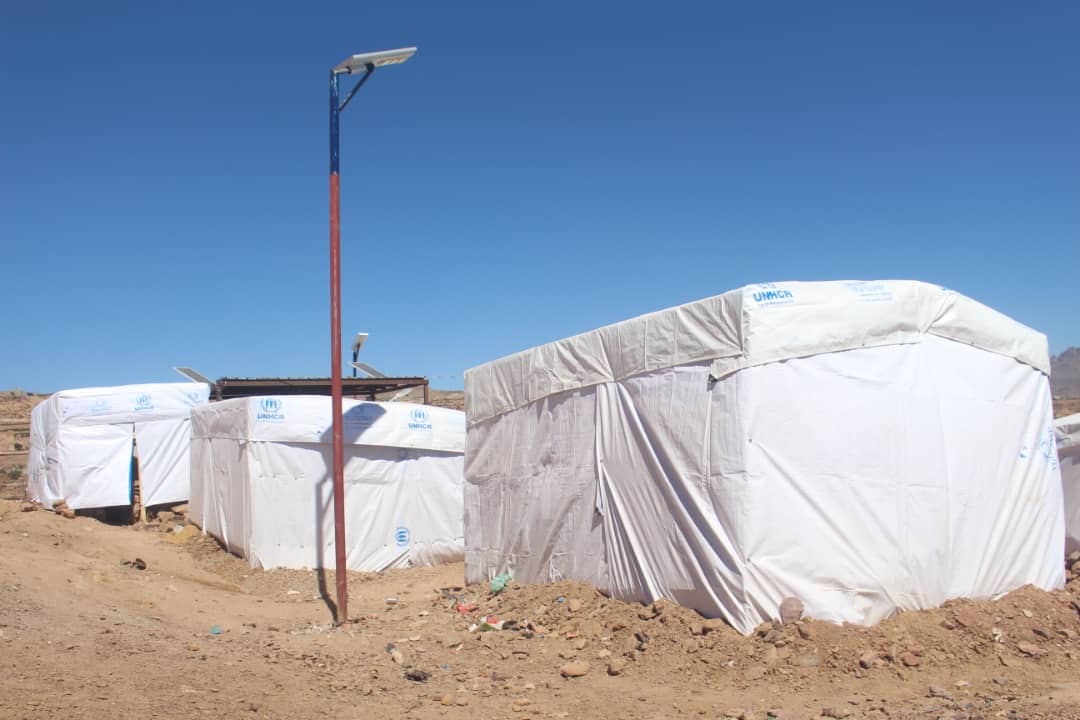 توزيع وتركيب 55 مأوى طارئ (خيمة) لدعم النازحين في بني حشيش وبلاد الروس بمحافظة صنعاء