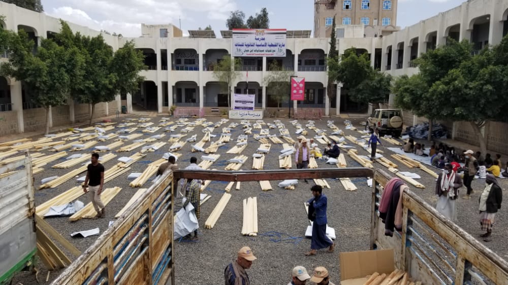 توزيع أدوات ماوى طارى لعدد 371 اسرة نازحة في مخيم دار سلم بمديرية سنحان ( محافظة صنعاء )