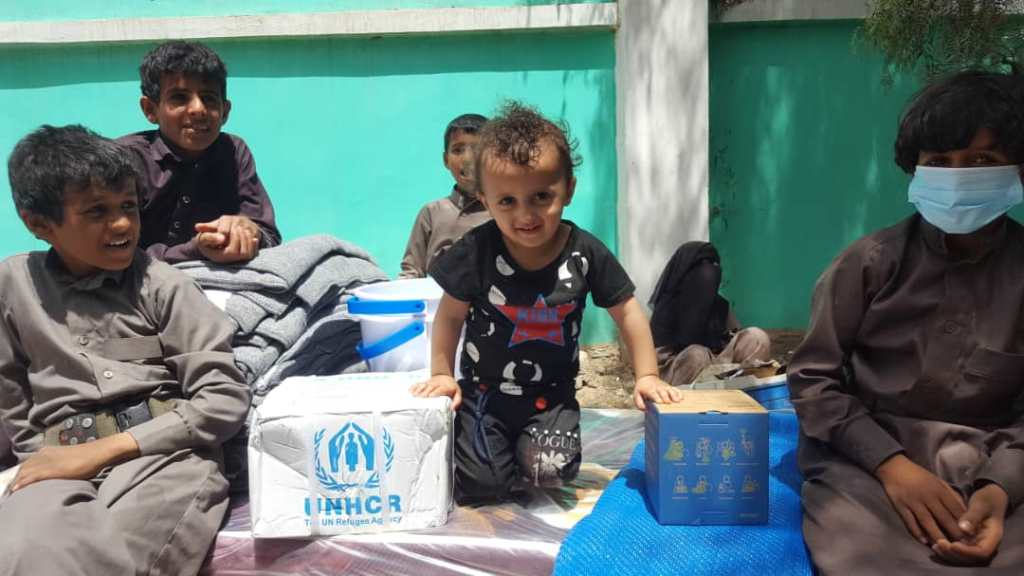 صرف مود الايواء لعدد 34 أسرة للنازحين الجدد من مأرب في منطقة سنحان بمحافظة صنعاء.