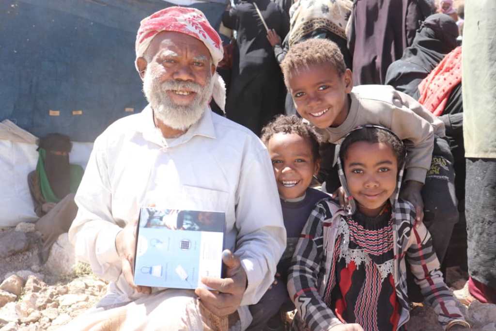 توزيع عددد 409 مصباح شمسي على الأسر النازحة في مخيم الازرقين