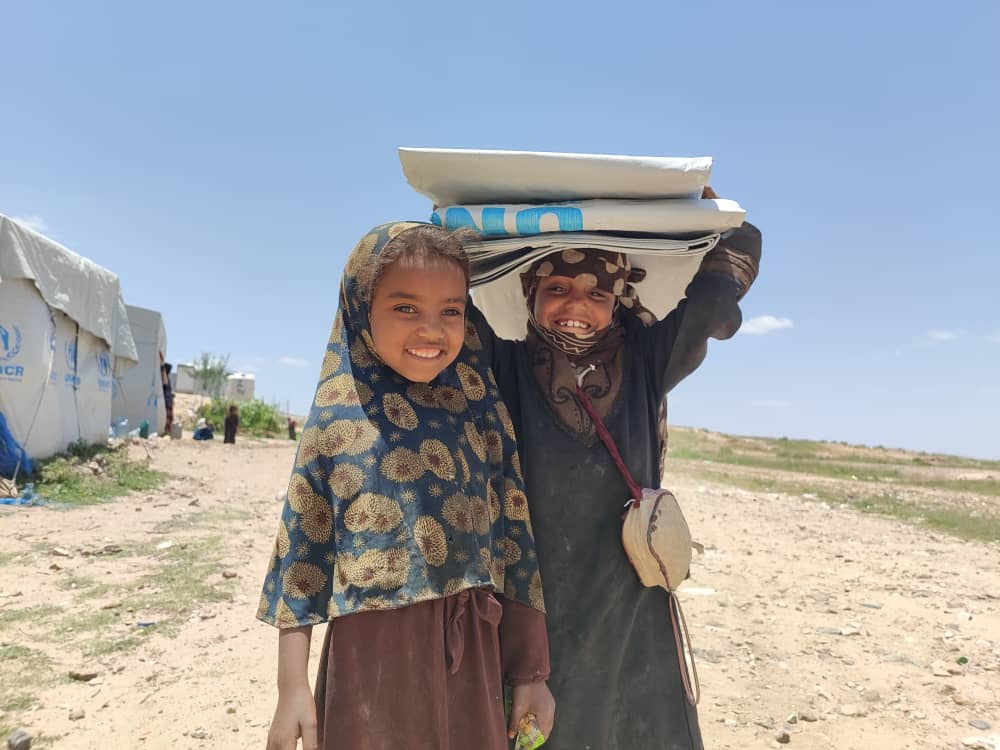 توزيع طرابيل بلاستيكية للأسر النازحة في مخيمات شبام الغراس وباب الملكة بمديرية بني حشيش ( محافظة صنعاء)