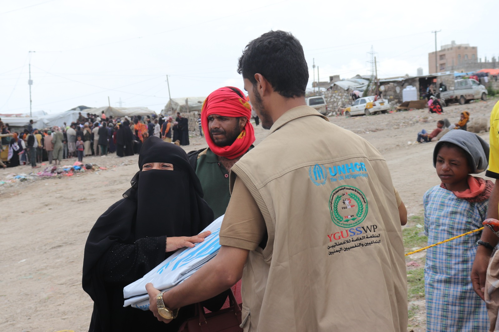 الاستجابة الطارئة: تقديم المساعدة لـ 490 أسرة متضررة من الأمطار الغزيرة والسيول في مديريتي همدان وسنحان بمحافظة صنعاء