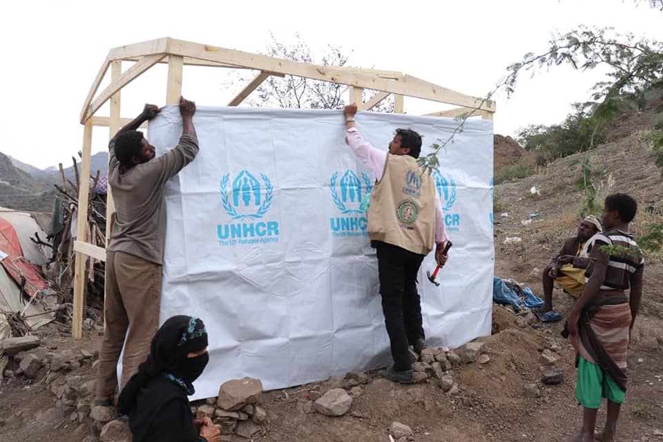 توزيع عدد 73 حقيبة ماوئ طارئ للاسر النازحة في مديرية الحيمة الخارجية ( مخيمات المنظر والبادية )