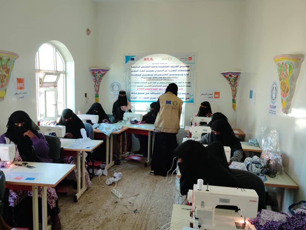 تحسين الظروف المعيشية للأسر النازحة من خلال التدريب على الخياطة ودعم سبل العيش في مخيم 22 مايو للنازحين - عمران