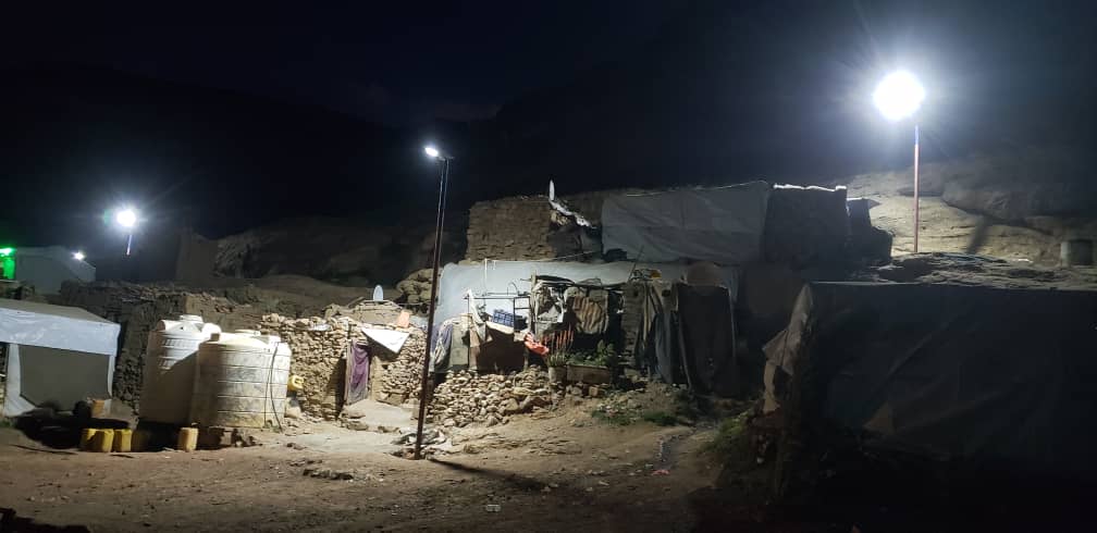 توريد وتركيب 32 عمود إنارة بالطاقة الشمسية في مخيمات النازحين بمديريات بني حشيش، همدان، والحيمة الخارجية، محافظة صنعاء